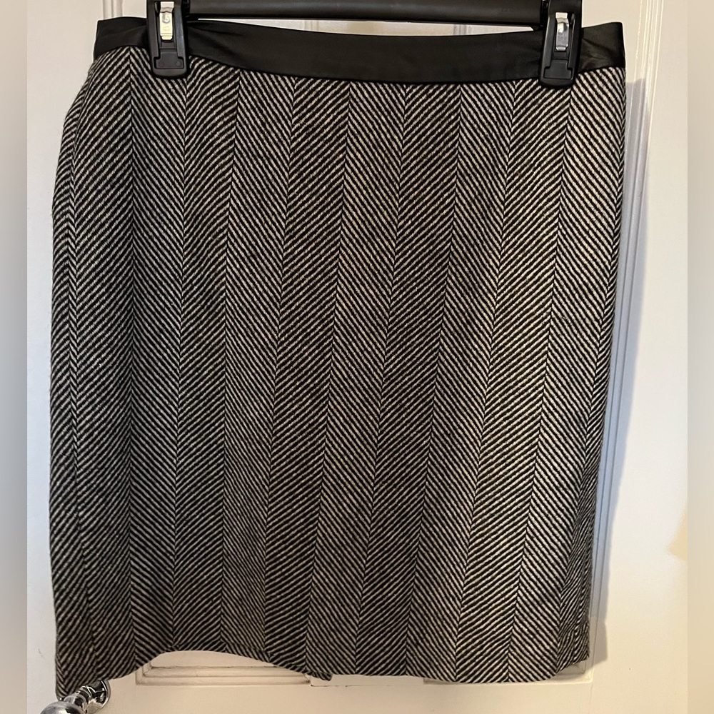 Banana Republic size 4 black & white patterned skirt. Worn once!